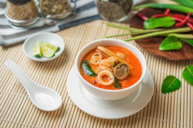 Tom yam kung, Baharatlı Tayland çorbası karides, deniz ürünü, hindistan cevizi sütü ve kırmızı biber.