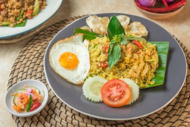Kızarmış pilav ve yumurta.