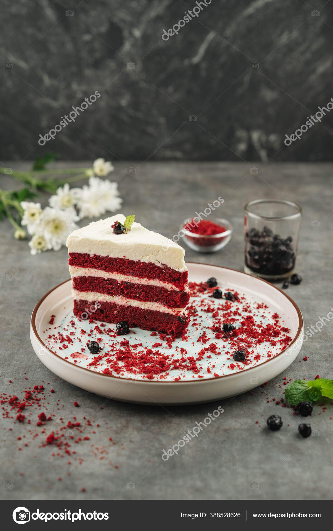 Fatia Bolo Veludo Vermelho Com Mirtilo — Foto © kamixama #388528626, image size:1067x1700