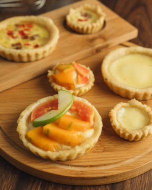 Ev yapımı tatlı elmalı turta.