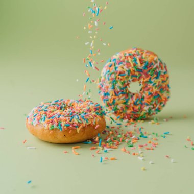 Renkli şekerli donut.