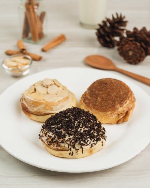 Baharatlı taze tarçınlı çörekler.