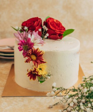 Çiçekli pasta ile süslenmiş.