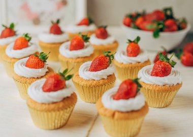 Lezzetli taze çilekli kek.