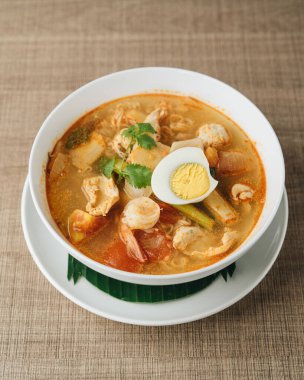 Thai sıcak ve ekşi deniz ürünleri çorbası.