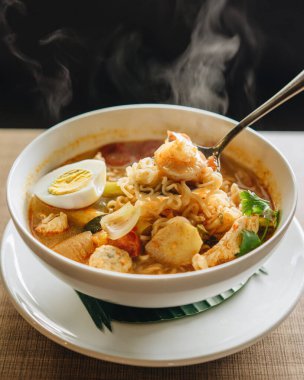 Thai sıcak ve ekşi deniz ürünleri çorbası.