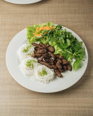 Vietnam vermicelli erişteli et.