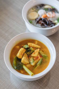 Tayland Lokantası 'nın yanındaki masa. 