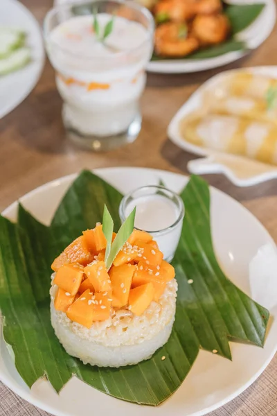 Thai Mango Sticky Rice Dengan Susu Kelapa — Stok Foto
