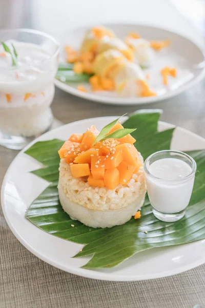 Thai Mango Sticky Rice Dengan Susu Kelapa — Stok Foto