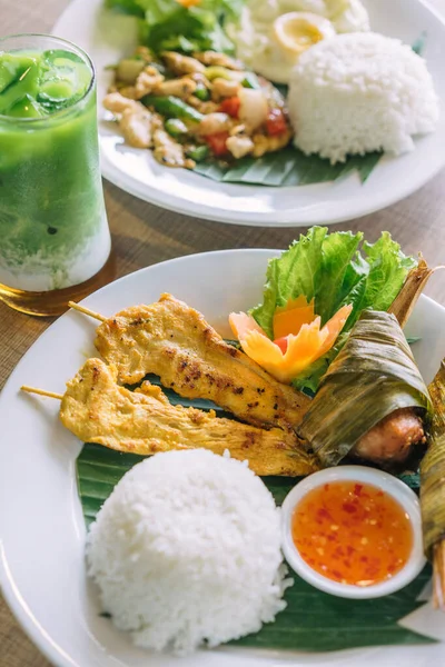 Tayland Yemeği Içeceği Olan Bir Masa — Stok fotoğraf