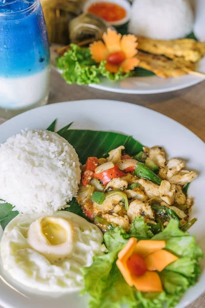 Τραπέζι Την Ταϊλάνδη Τροφίμων Και Ποτών Εστιατόριο — Φωτογραφία Αρχείου