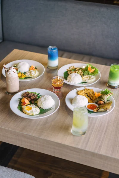Meja Dengan Makanan Thailand Dan Minum Restoran — Stok Foto