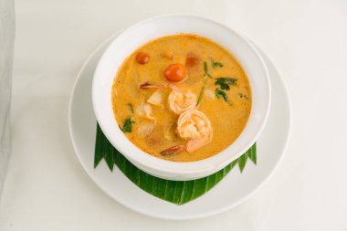 Tayland usulü köri ve deniz ürünü.