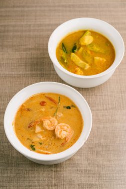Tom yam Kung ya da Tom yum, Tom yam Tayland 'da tipik bir baharatlı ve berrak çorba, Tayland' da popüler yemek.