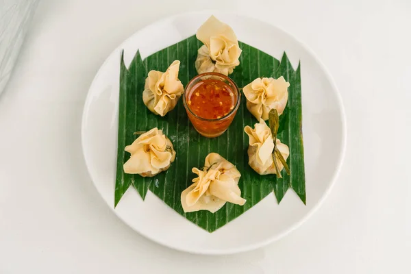 Thai Goreng Pangsit Dengan Saus Cabai — Stok Foto