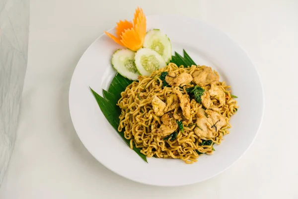 Thailändsk Stekt Nudel Med Kyckling — Stockfoto