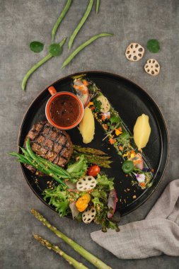 Kuşkonmaz ve patates püresi ile biftek.