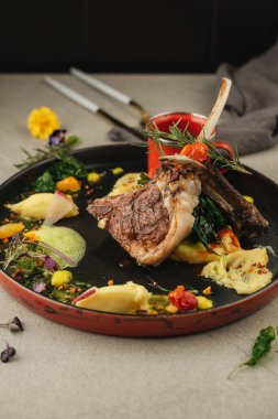 Patates püreli Tomahawk bifteği.