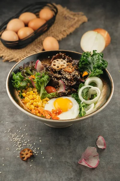 Korean Mixed Rice Bowl Dengan Meat Bibimbap — Stok Foto