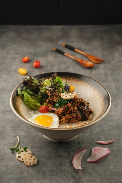 Hidangan Nasi Pedas Dengan Daging Dan Telur Sisi Cerah — Stok Foto