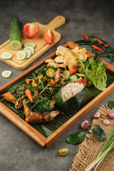 Grillet Ris Indpakket Banana Leaf Indonesisk Traditionel Mad Nasi Bakar - Stock-foto