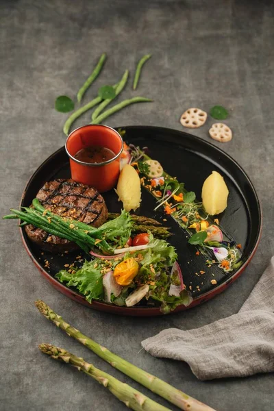 Steak Dengan Asparagus Dan Kentang Tumbuk — Stok Foto