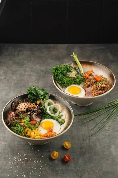 Korean Mixed Rice Bowl Dengan Meat Bibimbap Stok Foto Bebas Royalti
