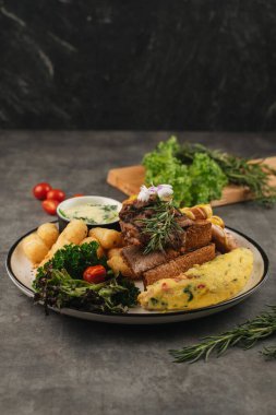 Izgara çerez tabağı et, yumurta, sosis