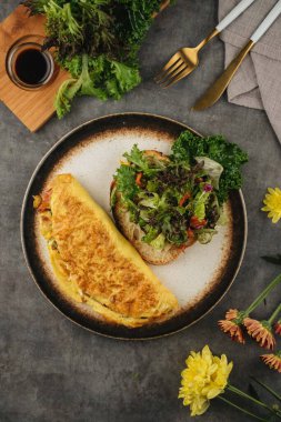 Sebzeli omlet ve kruvasan.