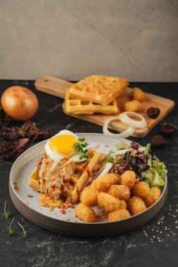 Börekli yumurta ve peynirli waffle.