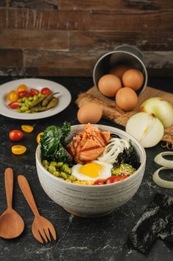 Kore Karışık Pirinç Kasesi ve Et Bibimbap