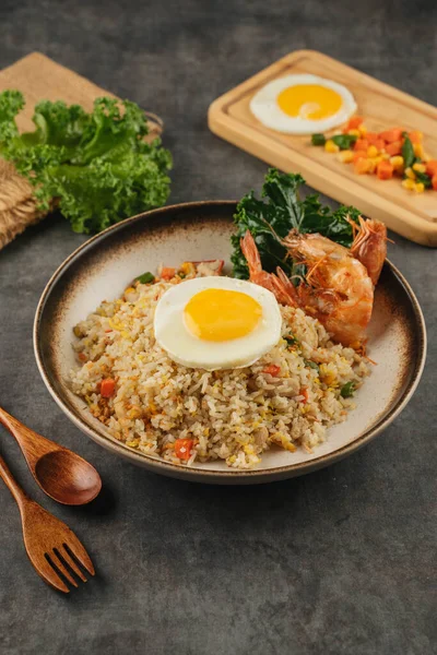 Nasi Goreng Dengan Telur Cerah Dan Udang — Stok Foto