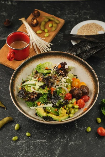 Avocado Salad Dengan Rumput Laut Kacang Jamur Tomatoes — Stok Foto
