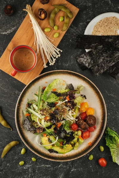 Avocado Salad Dengan Rumput Laut Kacang Jamur Tomatoes — Stok Foto