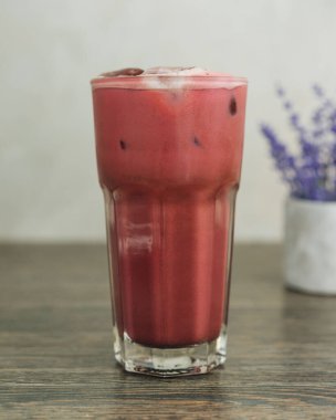 Kırmızı kadife buzlu latte.