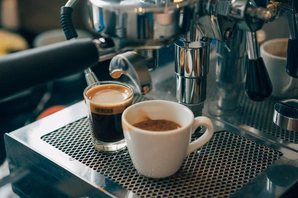 Haciendo Una Taza Cafetera Que Prepara —  Fotos de Stock