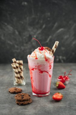 Çilekli Frappe Üstte Kirazlı