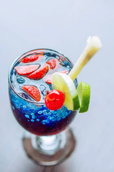 Blue Lagoon Mocktail Dengan Strawberry — Stok Foto