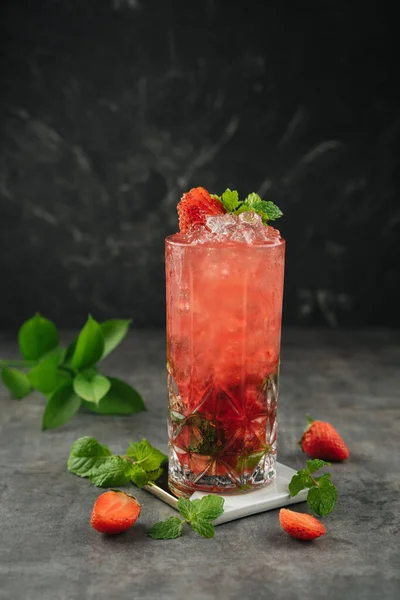 Ekor Strawberry Dingin Dengan Mint Stok Gambar Bebas Royalti