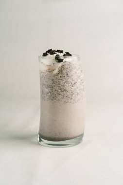 Üstünde çikolata olan buzlu bir içecek.