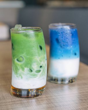 Buzlu yeşil Tayland çayı ve sütlü Mavi Kelebek bezelyesi.