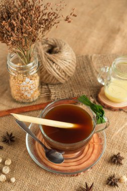 Sütlü sıcak zencefilli içecek