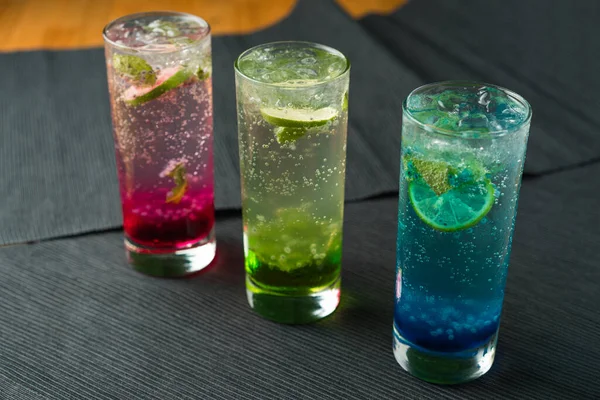 Mocktail Çecek Suyu Renkli Çecekler — Stok fotoğraf