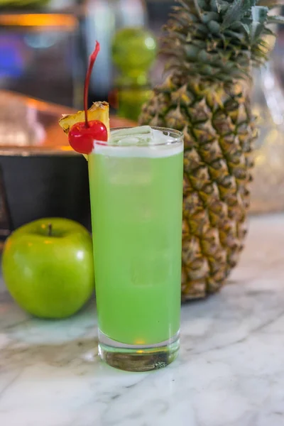 Nanas Dengan Green Apple Juice Dengan Cherry Garnish — Stok Foto