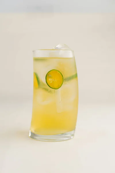 Ice Lime Juice Vit Bakgrund — Stockfoto