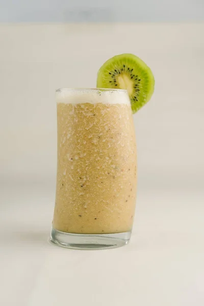 Smoothie Drink Mit Frischen Kiwi Früchten — Stockfoto