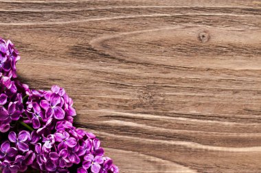 Leylak çiçeği. kahverengi ahşap masa köşede aşağı sola keskin odaklı görüntü