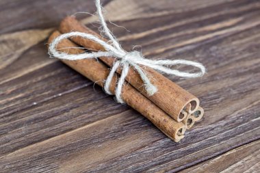 Makro, üç tarçın kahverengi ahşap masa üstünde belgili tanımlık merkez ile ip bağladılar