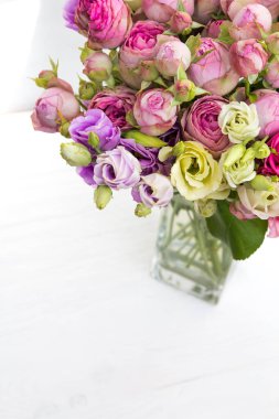 Buket çiçek vazoda beyaz zemin üzerine